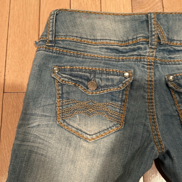 Almost Famous Women’s Denim Low Waisted Can be Short Shorts Size 3 Lightly Used - Picture 5 of 15